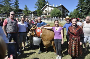 Savoia neo Miss Mucca 2016 posa per una foto con sindaco e giuria